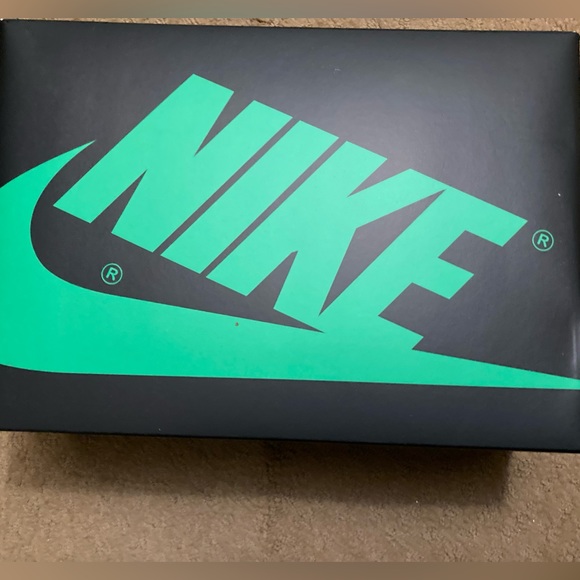 Jordan 1 Retro High OG - Lucky Green - Picture 5 of 9